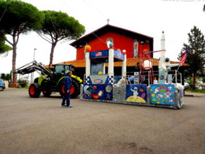 Pro Loco di Testa di Lepre-Contrada Colonnacce carro “ lo sbarco dell’uomo sulla Luna”