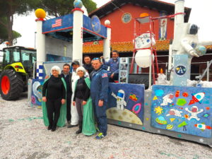 Pro Loco di Testa di Lepre-Contrada Colonnacce carro “ lo sbarco dell’uomo sulla Luna”