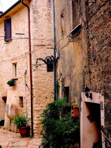 Castelnuovo di Farfa (Rieti) Via Coronari