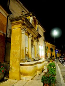 Castelnuovo di Farfa (Rieti) - Via Roma , la Fonta