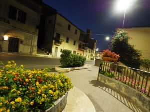 Castelnuovo di Farfa la notte e i Bar di via Roma.
