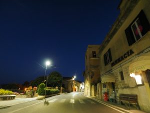 Castelnuovo di Farfa la notte e i Bar di via Roma.