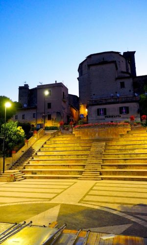 Castelnuovo di Farfa (Rieti) -La Piazza Comunale-Foto di Franco Leggeri
