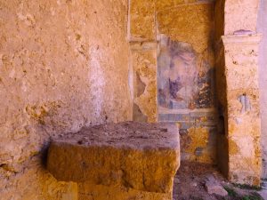 CASTELNUOVO di FARFA DEGRADO E ABBANDONO AFFRESCHI EX-CHIESA DI SANTA MARIA Foto di Franco Leggeri