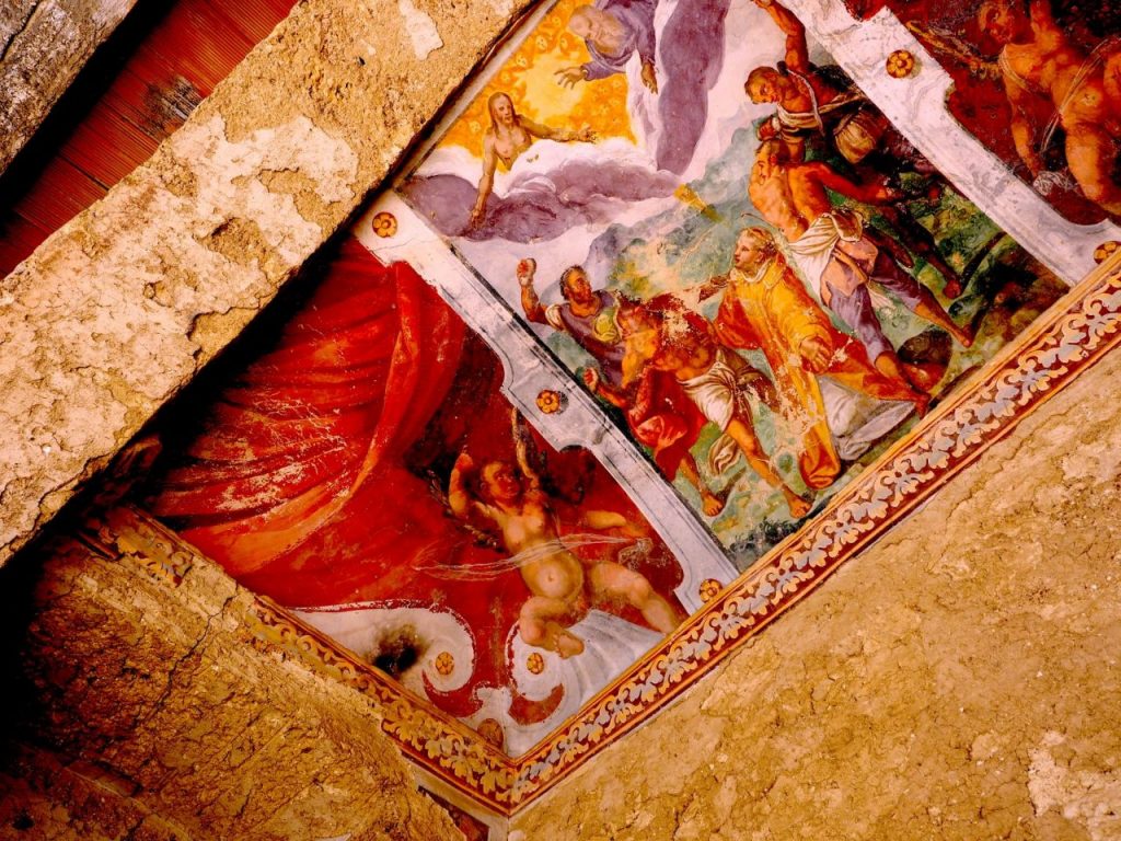 CASTELNUOVO di FARFA DEGRADO E ABBANDONO AFFRESCHI EX-CHIESA DI SANTA MARIA Foto di Franco Leggeri
