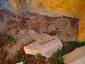 CASTELNUOVO di FARFA DEGRADO E ABBANDONO AFFRESCHI EX-CHIESA DI SANTA MARIA Foto di Franco Leggeri