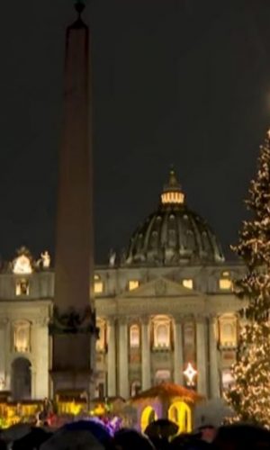 ROMA Natale 2021-- Fotoreportage Piazza San Pietro -l'albero di Natale e il presepe-