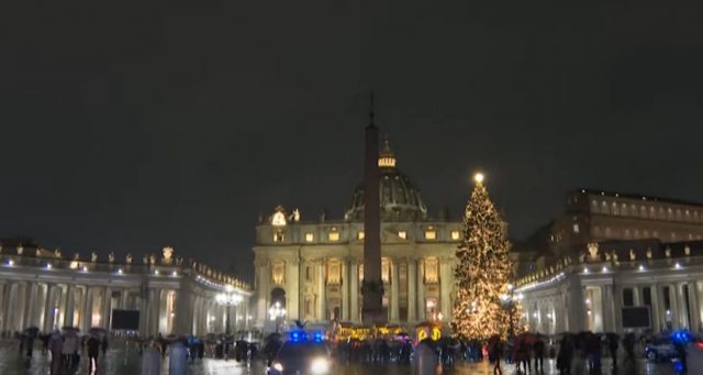 ROMA Natale 2021-- Fotoreportage Piazza San Pietro -l'albero di Natale e il presepe-