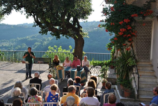 RAFFAELLA GRASSO- LUIGI FILIPPI- Autori Lungo il colle- Presentazione del Libro a Collelungo Sabino-Estate 2014-