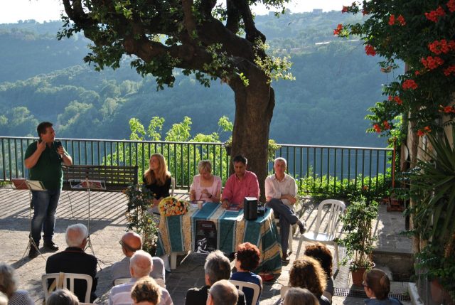 RAFFAELLA GRASSO- LUIGI FILIPPI- Autori Lungo il colle- Presentazione del Libro a Collelungo Sabino-Estate 2014-
