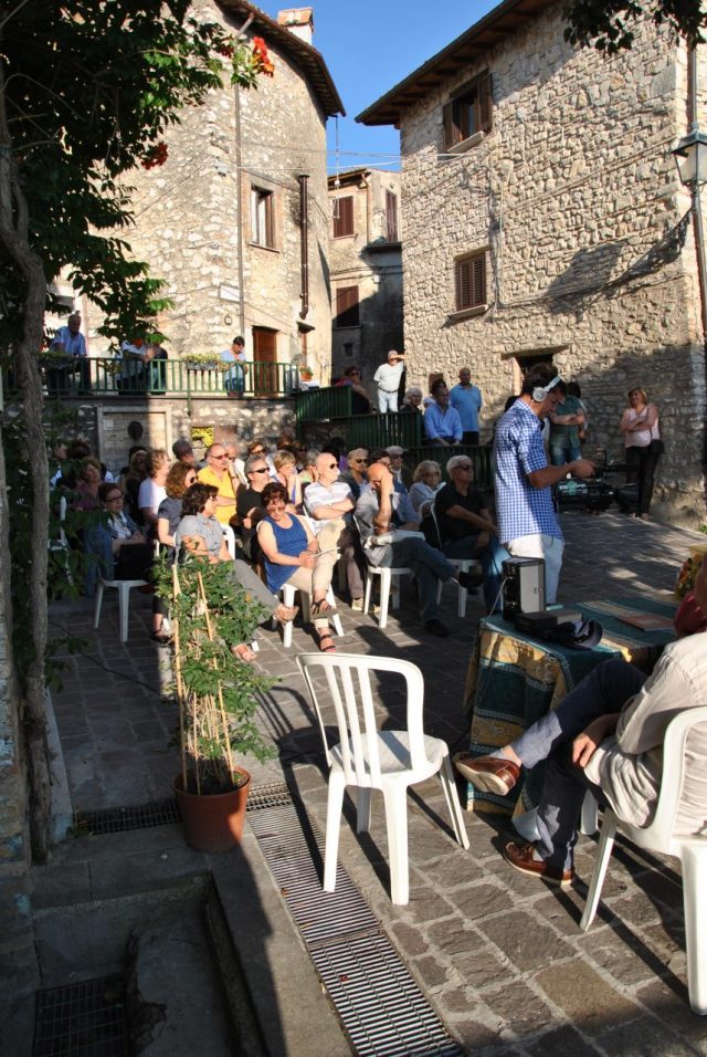 RAFFAELLA GRASSO- LUIGI FILIPPI- Autori Lungo il colle- Presentazione del Libro a Collelungo Sabino-Estate 2014-