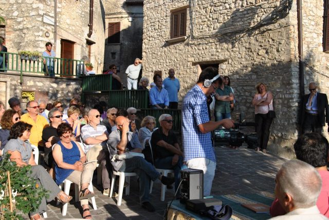 RAFFAELLA GRASSO- LUIGI FILIPPI- Autori Lungo il colle- Presentazione del Libro a Collelungo Sabino-Estate 2014-