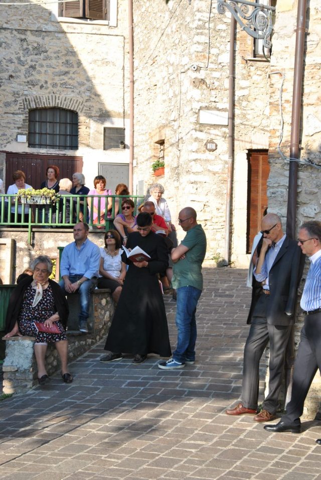 RAFFAELLA GRASSO- LUIGI FILIPPI- Autori Lungo il colle- Presentazione del Libro a Collelungo Sabino-Estate 2014-