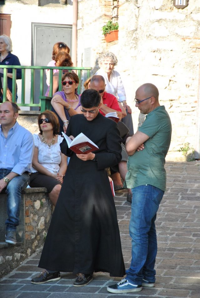 RAFFAELLA GRASSO- LUIGI FILIPPI- Autori Lungo il colle- Presentazione del Libro a Collelungo Sabino-Estate 2014-
