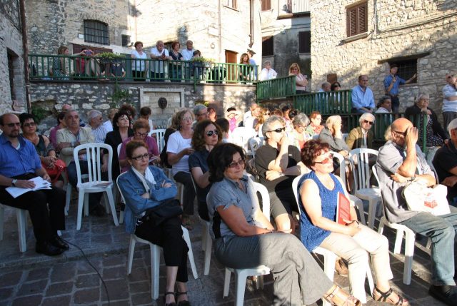 RAFFAELLA GRASSO- LUIGI FILIPPI- Autori Lungo il colle- Presentazione del Libro a Collelungo Sabino-Estate 2014-